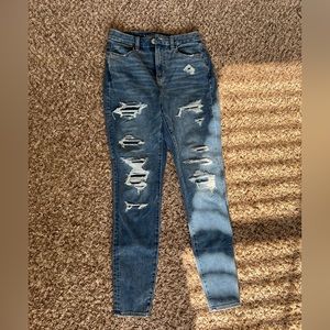 Size 4 American Eagle ripped jeans, never worn. Nice fit. Stretchy denim